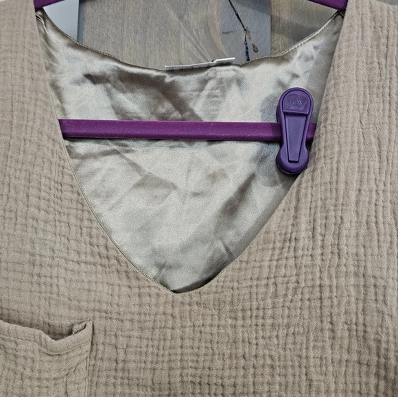 House of Wallace khaki v neck cropped top. Size XS - Picture 4 of 7